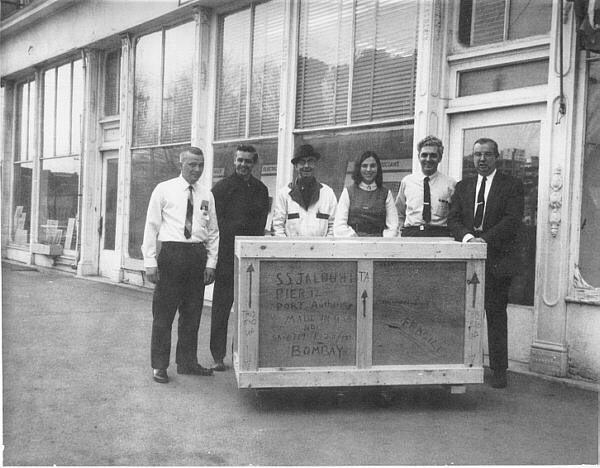 Посылка в Бомбей. Слева направо: Дон Паккала, Дэнни Холланд, ?, ?, Боб Муг, Рэй Хемминг.