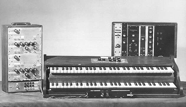 Один из двух прототипов Moog Modular, построенных в 1964 году с дополнительными модулями, установленными в 1965 году. Участвовал в публичной демонстрации в Нью-Йорке 25 сентября 1965 года.