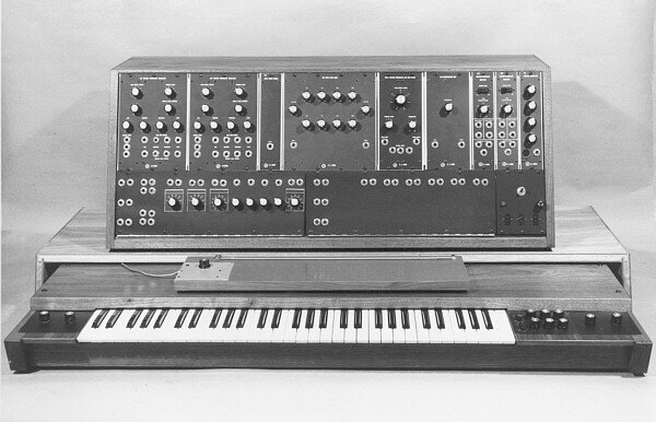 Moog I. 1967 год. 2 модуля VCO/LFO, 2 – VCA, генератор белого шума, low-pass VCF, пружинный ревербератор, генератор ADSR, блок питания, 61-клавишная клавиатура, прототип ribbon-контроллера.