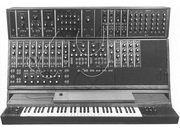 Moog III. 1967 год. 2 модуля VCO/LFO, 9 – VCO, 4 - VCA, генератор белого шума, low-pass VCF, high-passVCF, пружинный ревербератор, 3 генератора ADSR, блок питания, 61-клавишная клавиатура, прототип ribbon-контроллера.