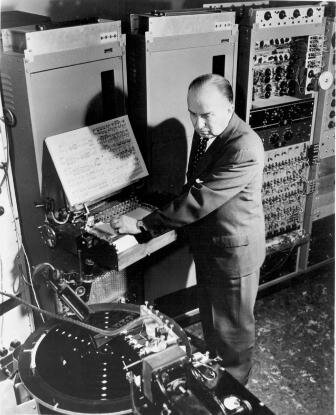 Гарри Олсон демонстрирует работу RCA Mark I